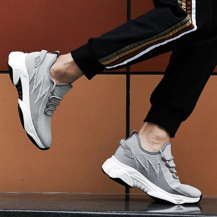 Diskrete erhöhende Herrensneaker mit Stil - MaxLift Boost