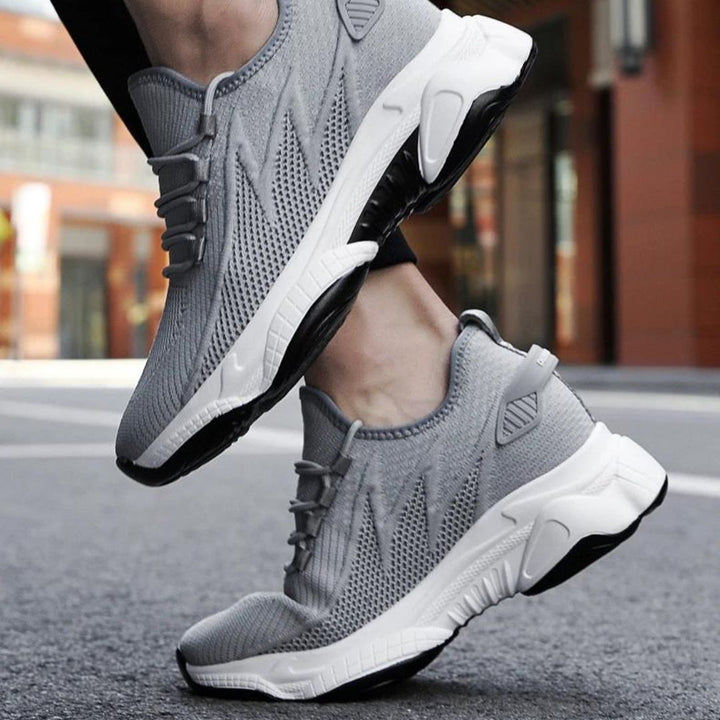 Diskrete erhöhende Herrensneaker mit Stil - MaxLift Boost