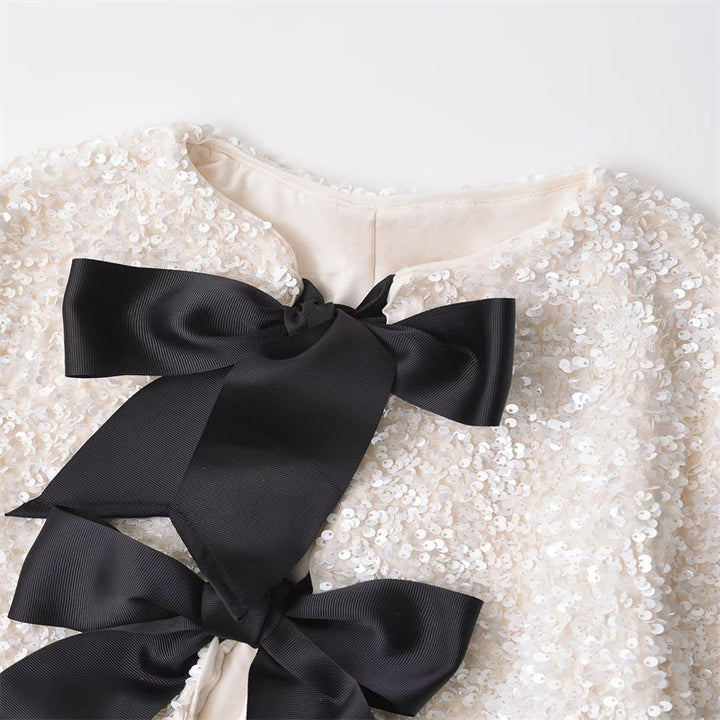 Amelia – Vielseitige kurze Jacke mit Schleifendekoration und Pailletten