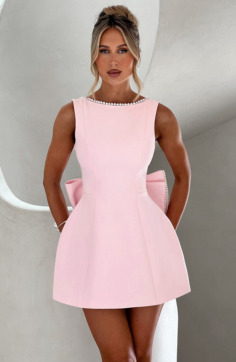Robe de cocktail courte sans manches pour femme