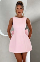 Robe de cocktail courte sans manches pour femme