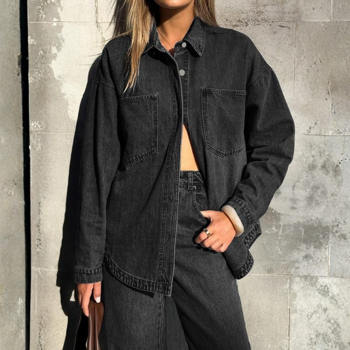 Lässiges Denim-Hemd mit vorderer Knopfleiste und zwei Taschen für Frauen
