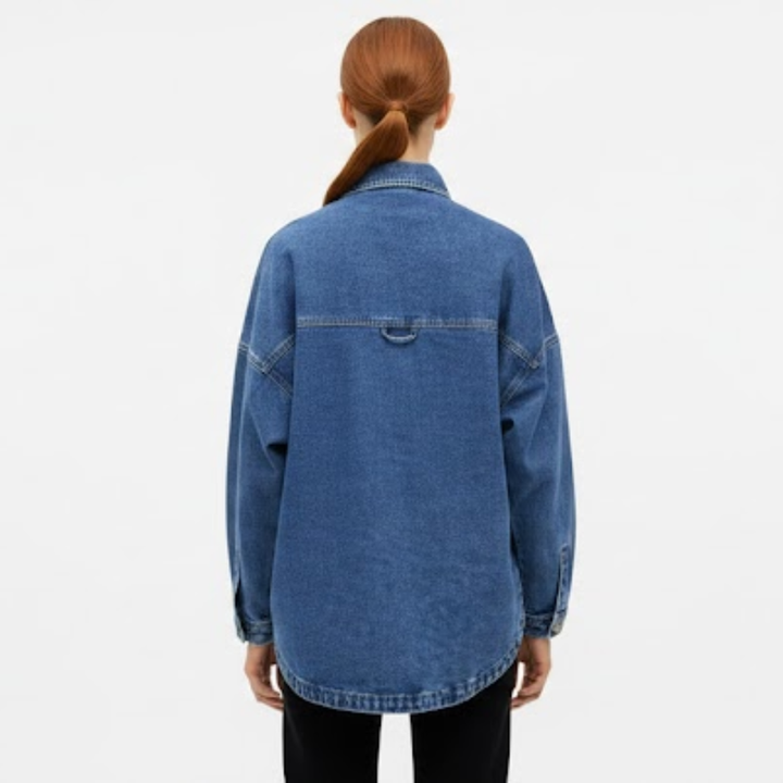 Lässiges Denim-Hemd mit vorderer Knopfleiste und zwei Taschen für Frauen