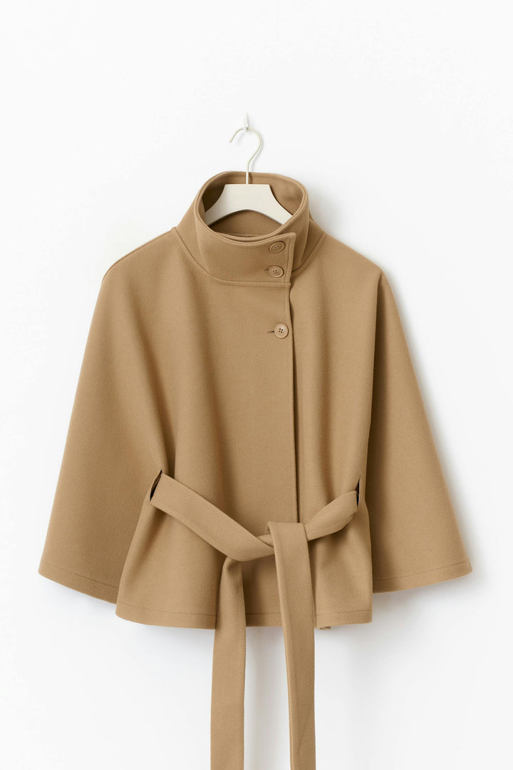 Damenjacke mit Cape-Ärmeln, hohem Kragen und Gürtel