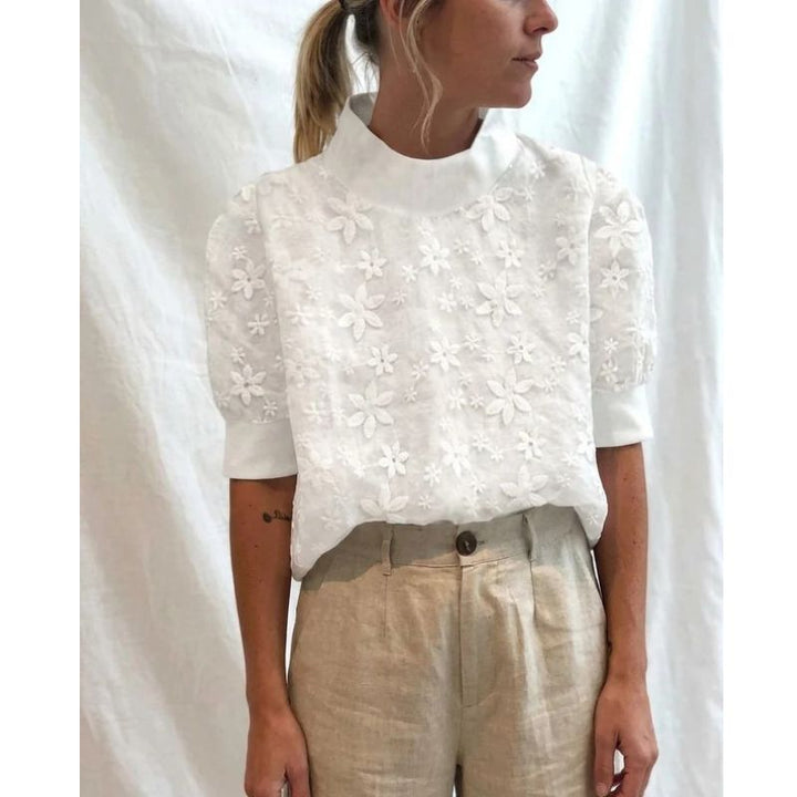 Bestickte Bluse mit Stehkragen und floralem Detail in lockerer Passform