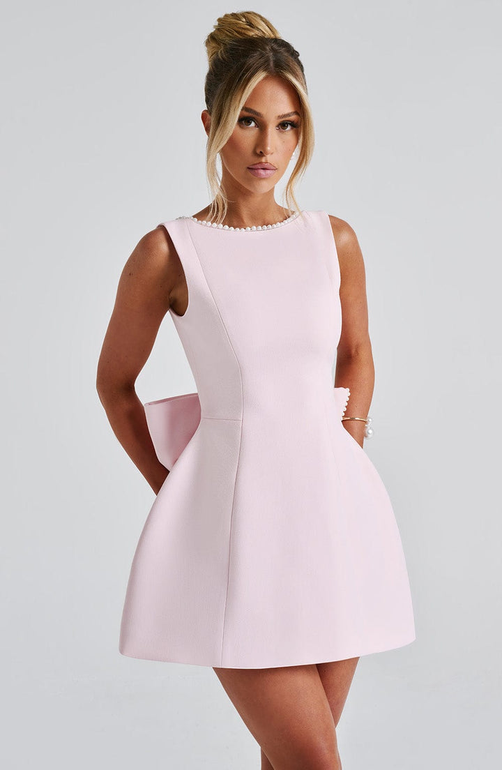 Robe de cocktail courte sans manches pour femme