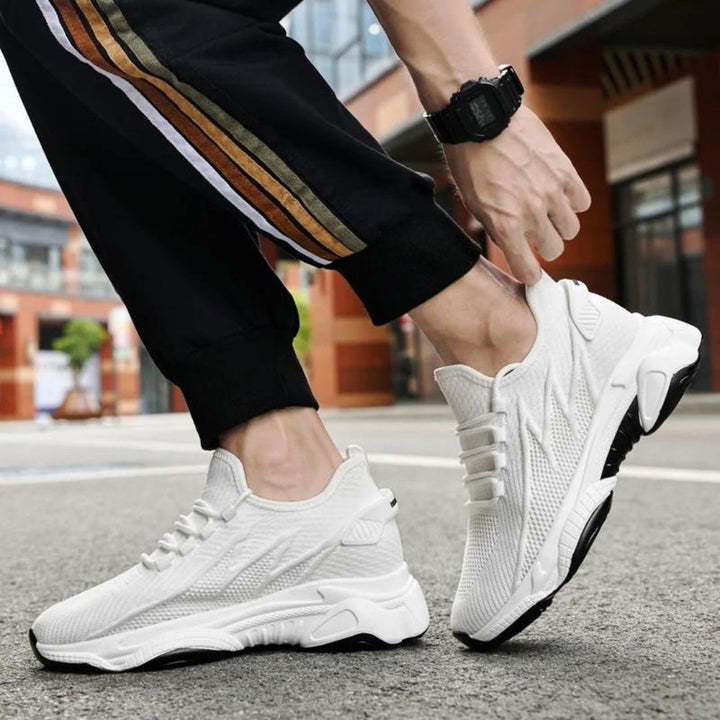 Diskrete erhöhende Herrensneaker mit Stil - MaxLift Boost