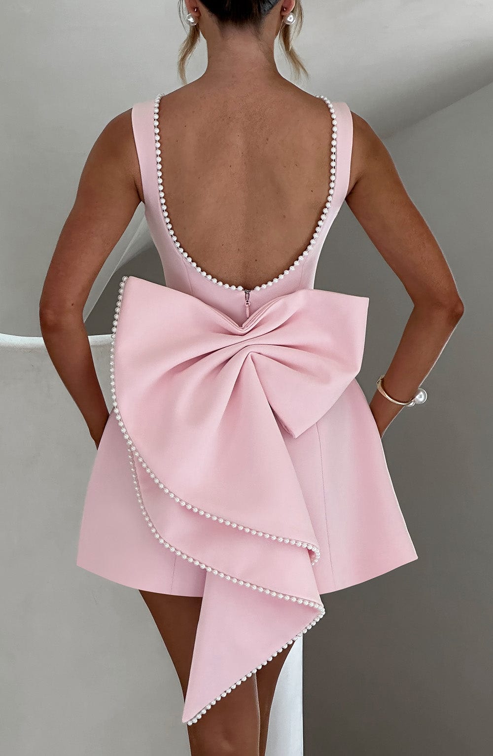 Robe de cocktail courte sans manches pour femme