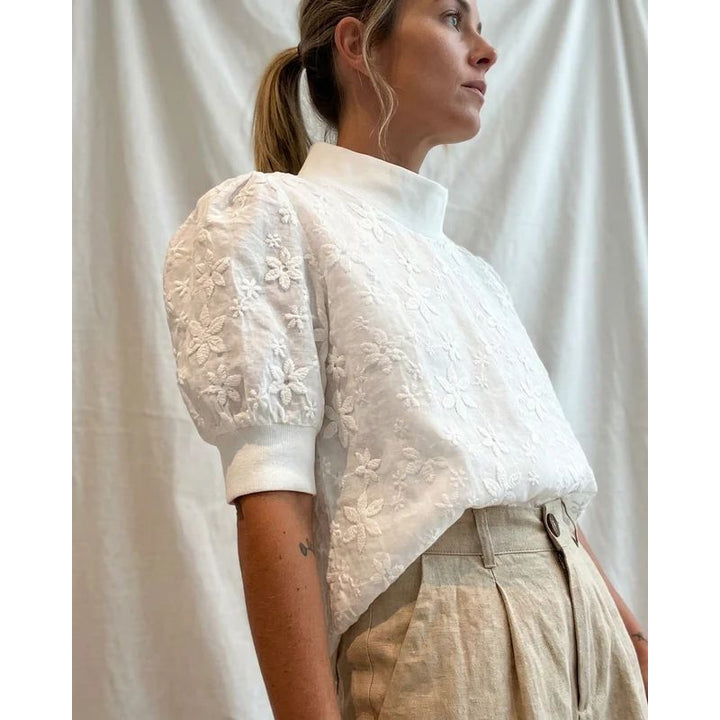 Bestickte Bluse mit Stehkragen und floralem Detail in lockerer Passform