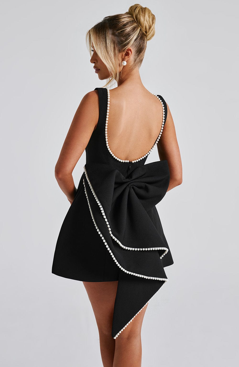 Robe de cocktail courte sans manches pour femme