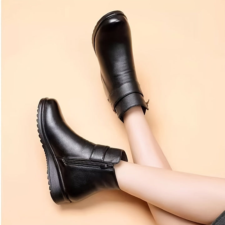 Damen Winterstiefeletten Schwarz mit warmem Futter und Schnallen-Detail