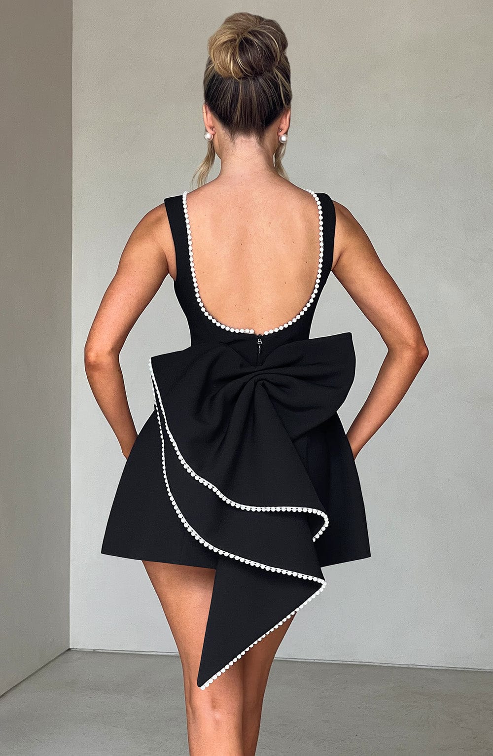 Robe de cocktail courte sans manches pour femme
