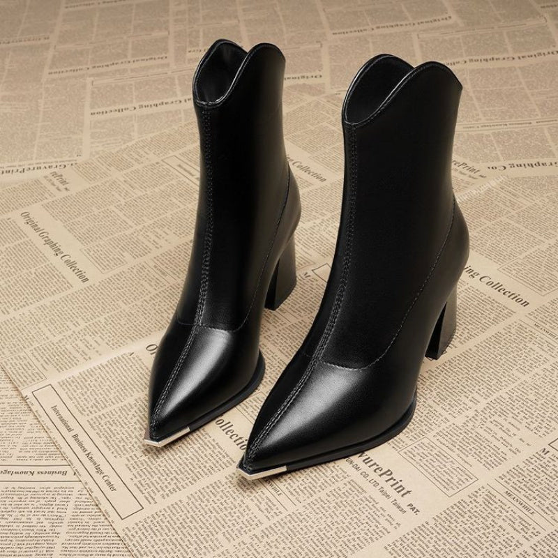 Schwarze Damenstiefelette mit spitzer Zehe, metallener Zehenkappe und Blockabsatz