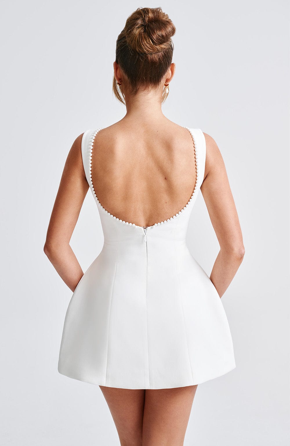 Robe de cocktail courte sans manches pour femme