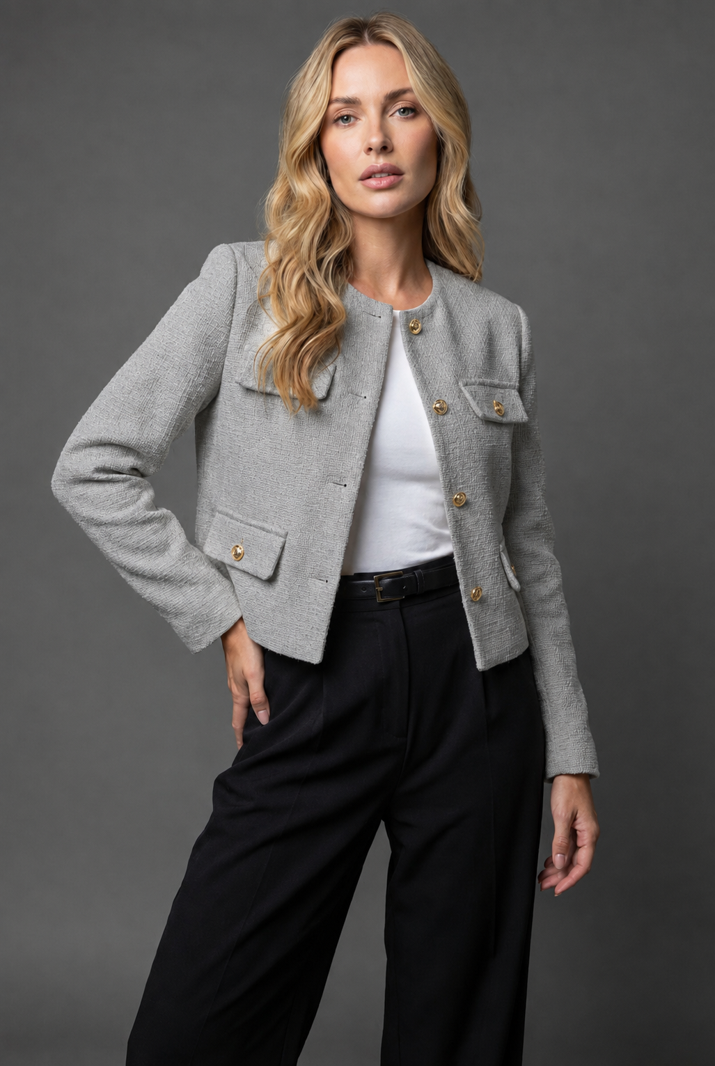 Gekürzter Tweed-Blazer mit goldenen Knöpfen und Klappentaschen
