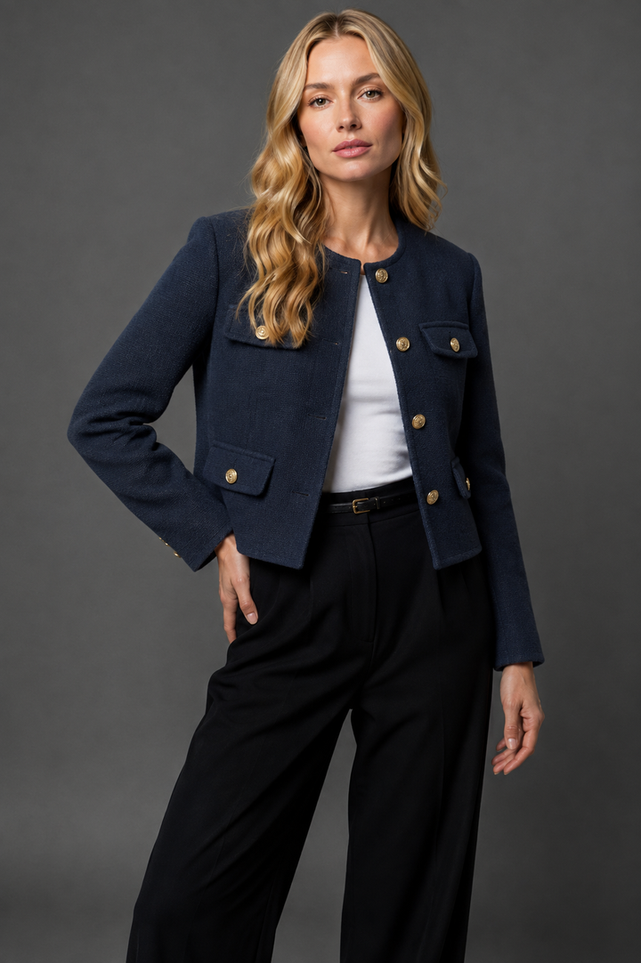 Gekürzter Tweed-Blazer mit goldenen Knöpfen und Klappentaschen