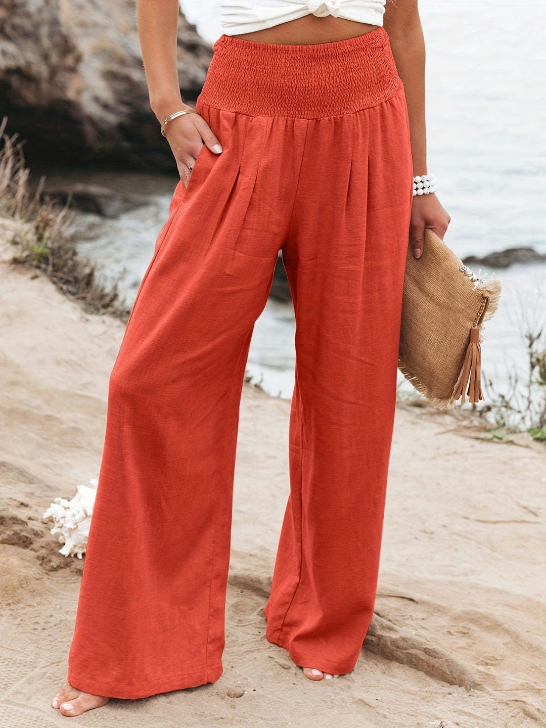 Entspannte Leinenhose mit weitem Bein und gerafftem Bund