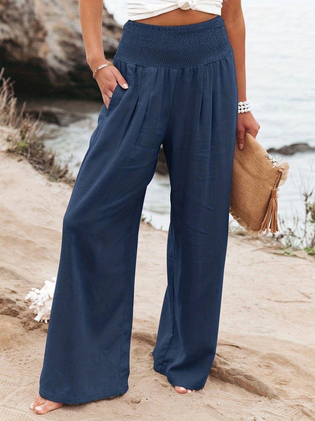 Entspannte Leinenhose mit weitem Bein und gerafftem Bund