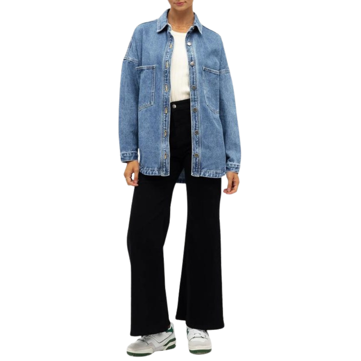 Lässiges Denim-Hemd mit vorderer Knopfleiste und zwei Taschen für Frauen