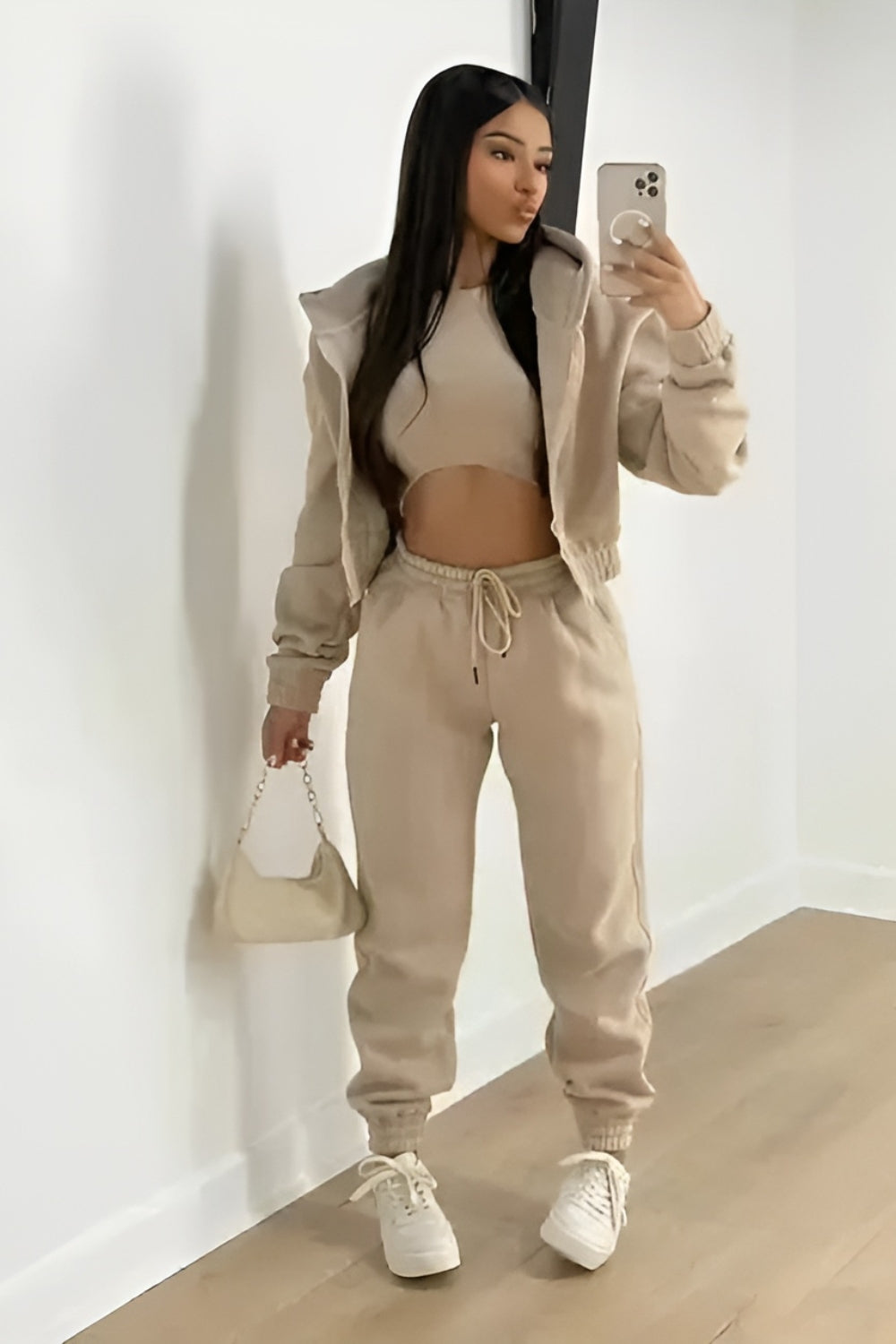 Ensemble de salon trois pièces avec sweat à capuche court et pantalon de jogging