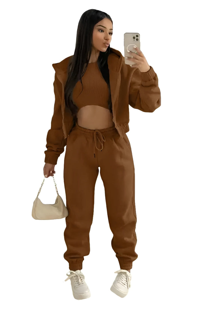 Ensemble de salon trois pièces avec sweat à capuche court et pantalon de jogging