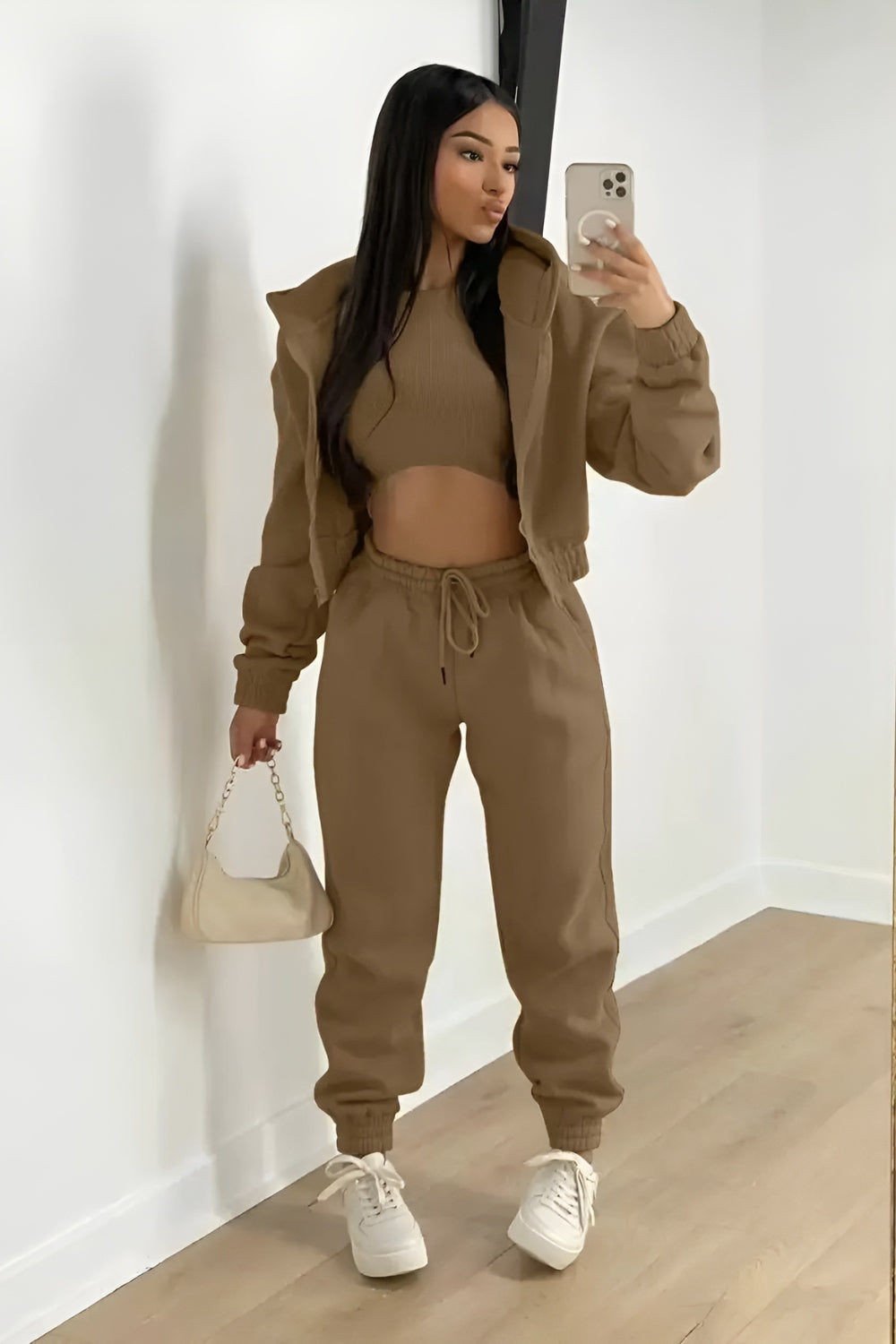 Ensemble de salon trois pièces avec sweat à capuche court et pantalon de jogging