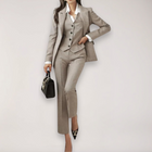 Dreiteiliger Hosenanzug mit Blazer und Weste