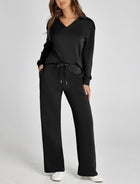 Zweiteiliges Loungewear-Set mit V-Ausschnitt-Oberteil und weiten Hosen