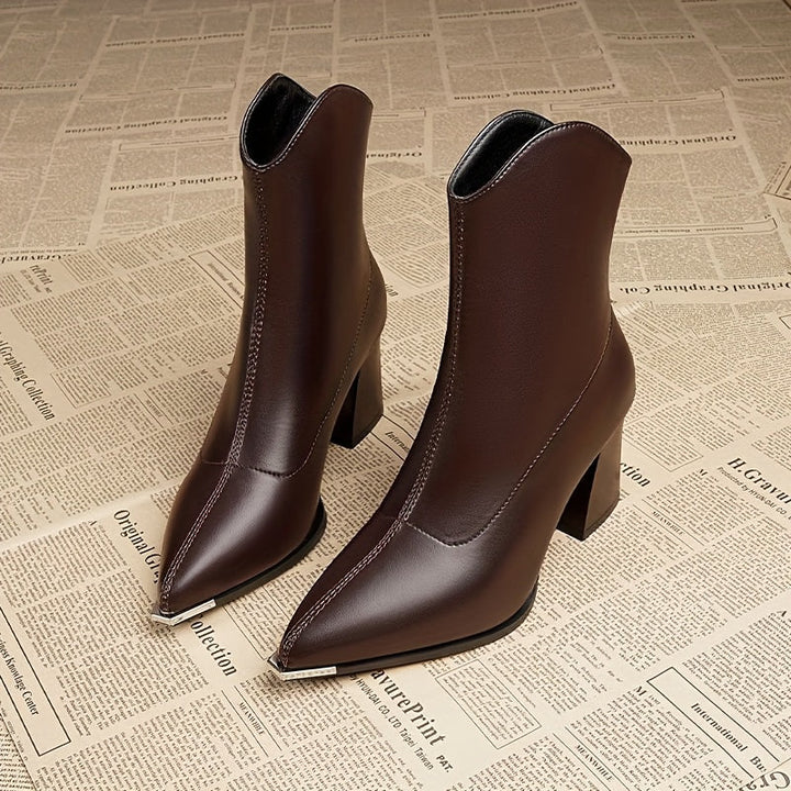 Schwarze Damenstiefelette mit spitzer Zehe, metallener Zehenkappe und Blockabsatz