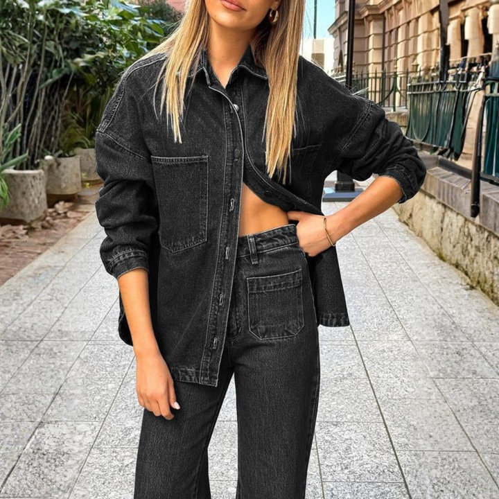 Lässiges Denim-Hemd mit vorderer Knopfleiste und zwei Taschen für Frauen