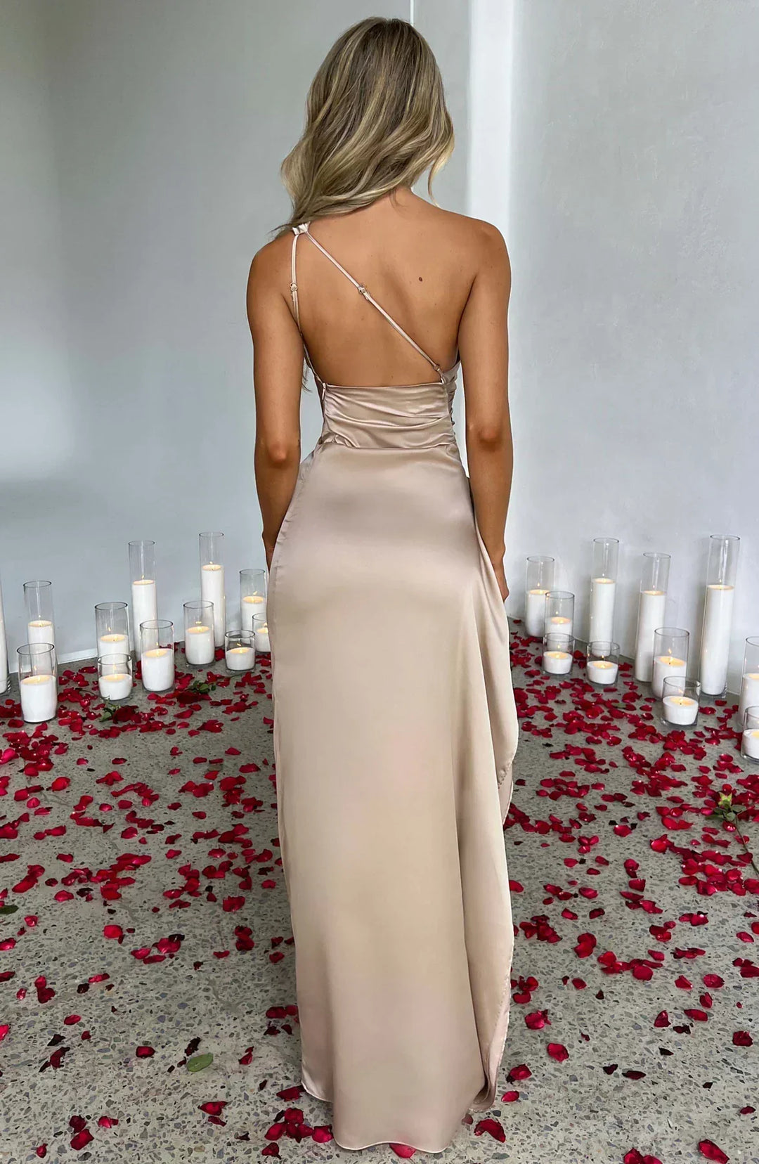 Elara - Luxe Satin Ein-Schulter Splitkleid