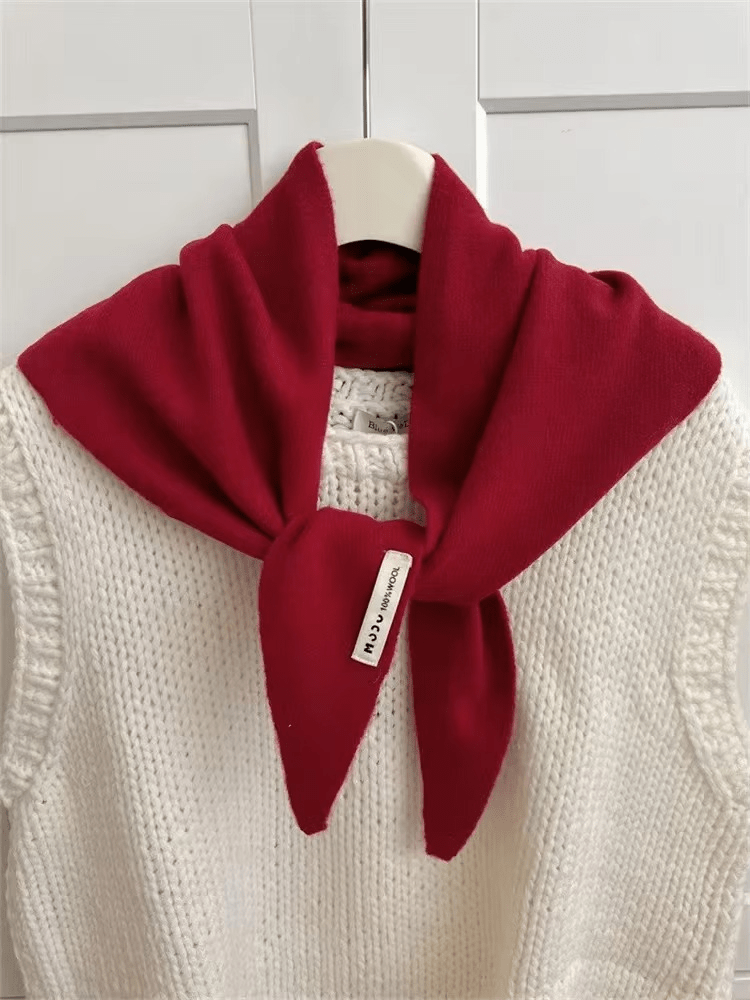 Triangular Knitted Scarf in Niche Wool – Warm, Elegant &amp; Versatile