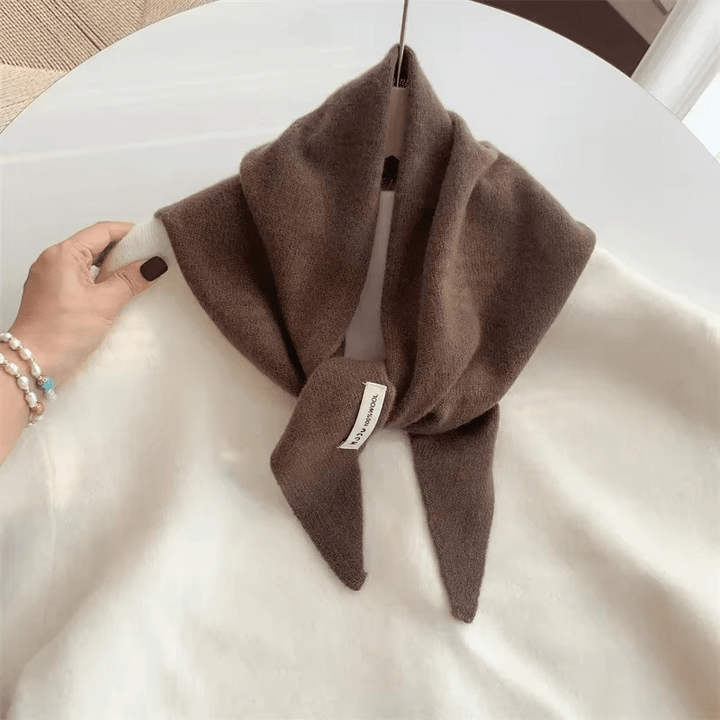 Triangular Knitted Scarf in Niche Wool – Warm, Elegant &amp; Versatile