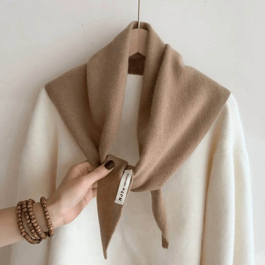 Triangular Knitted Scarf in Niche Wool – Warm, Elegant &amp; Versatile