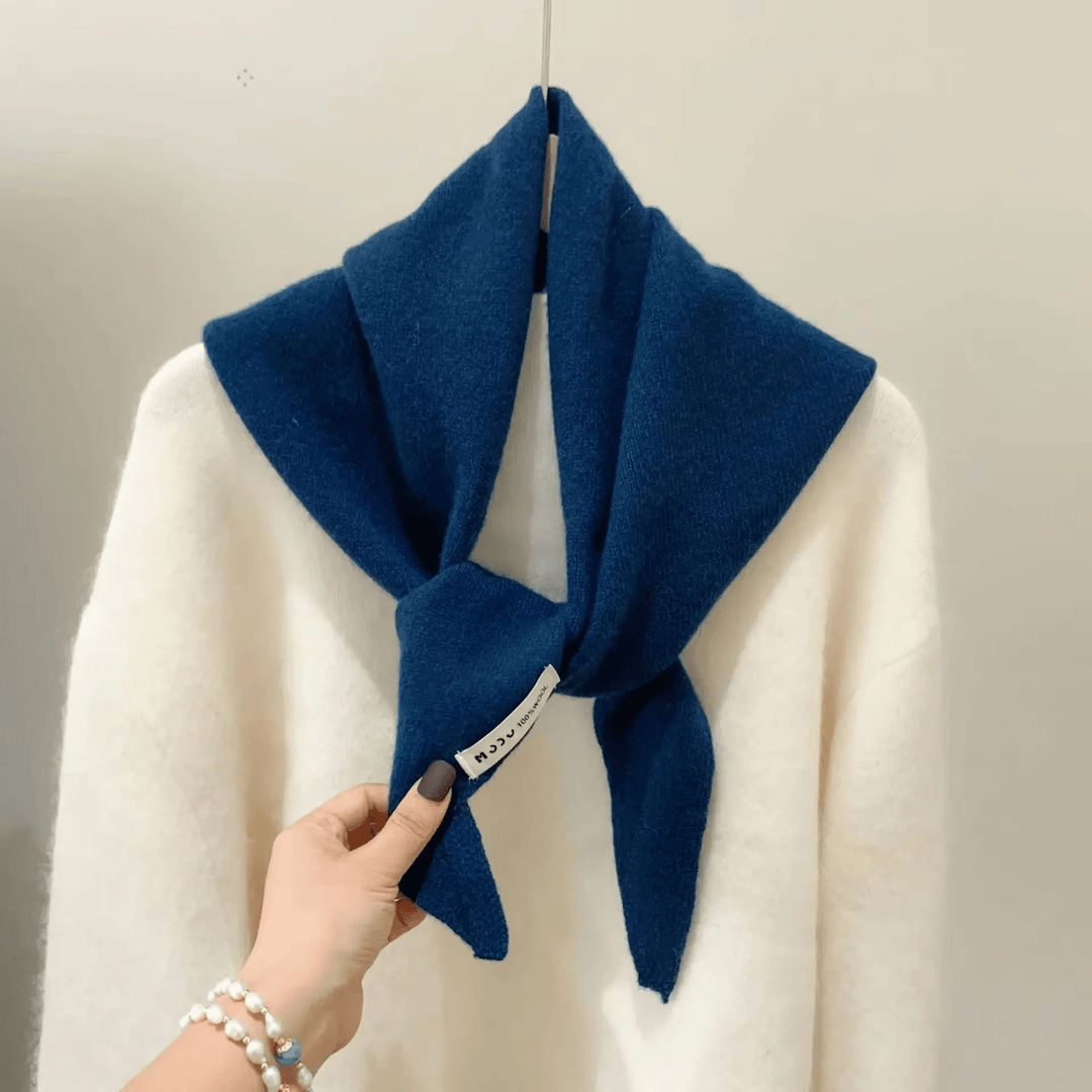 Triangular Knitted Scarf in Niche Wool – Warm, Elegant &amp; Versatile