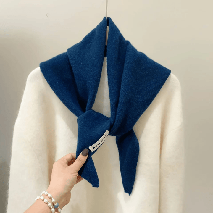 Triangular Knitted Scarf in Niche Wool – Warm, Elegant &amp; Versatile