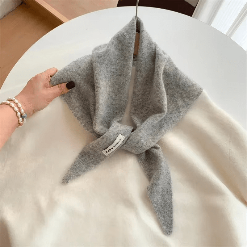 Triangular Knitted Scarf in Niche Wool – Warm, Elegant &amp; Versatile