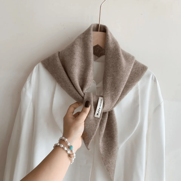 Triangular Knitted Scarf in Niche Wool – Warm, Elegant &amp; Versatile