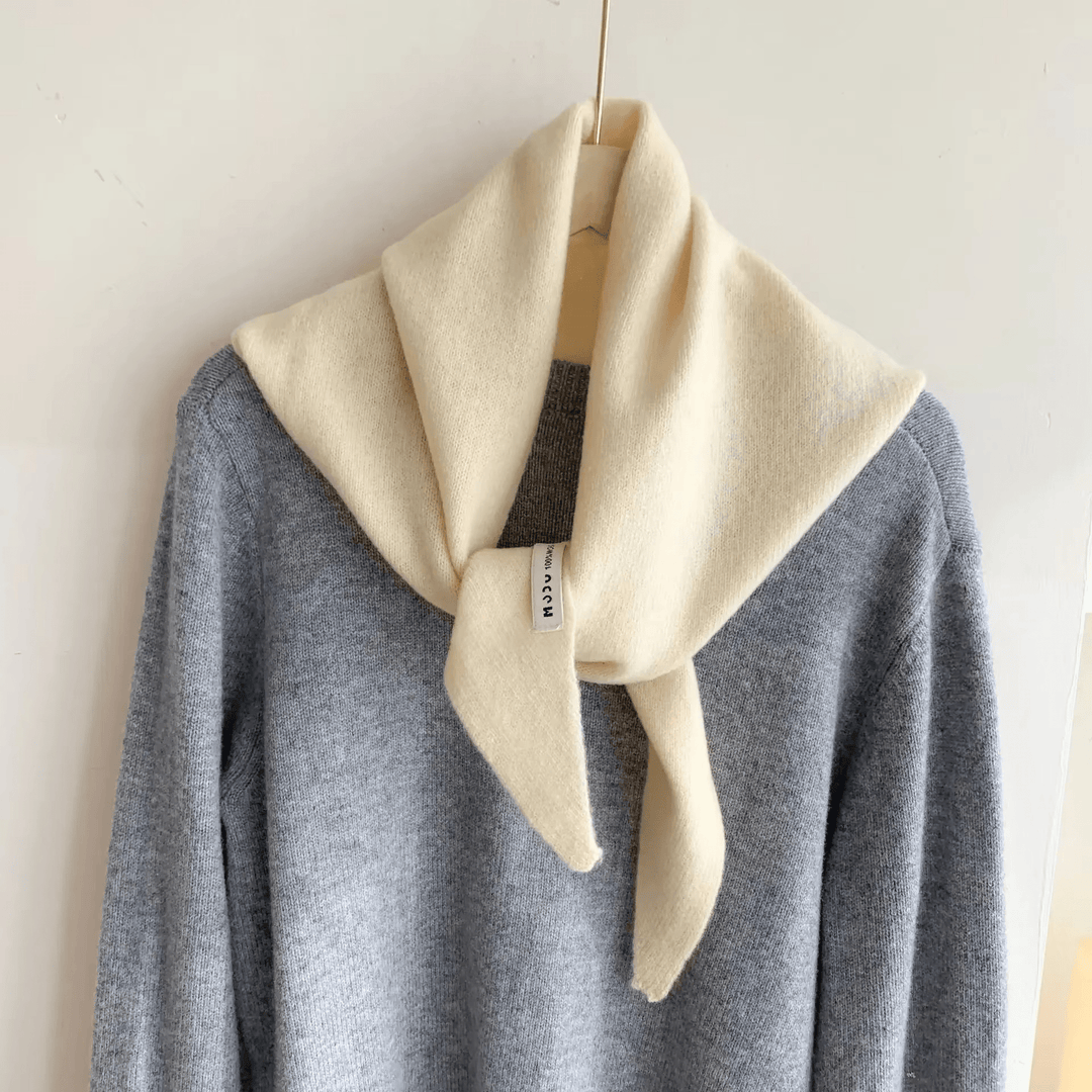 Triangular Knitted Scarf in Niche Wool – Warm, Elegant &amp; Versatile
