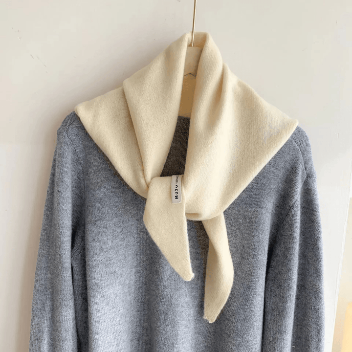 Triangular Knitted Scarf in Niche Wool – Warm, Elegant &amp; Versatile