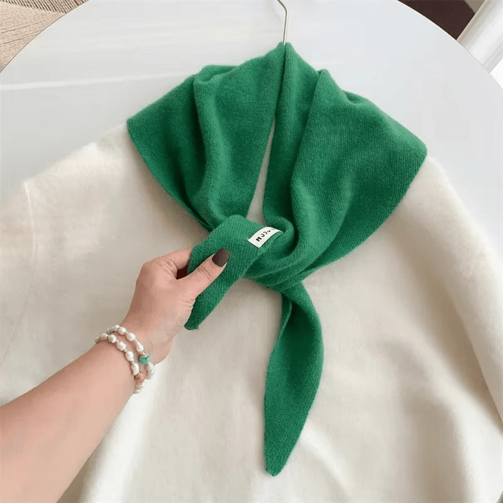 Triangular Knitted Scarf in Niche Wool – Warm, Elegant &amp; Versatile