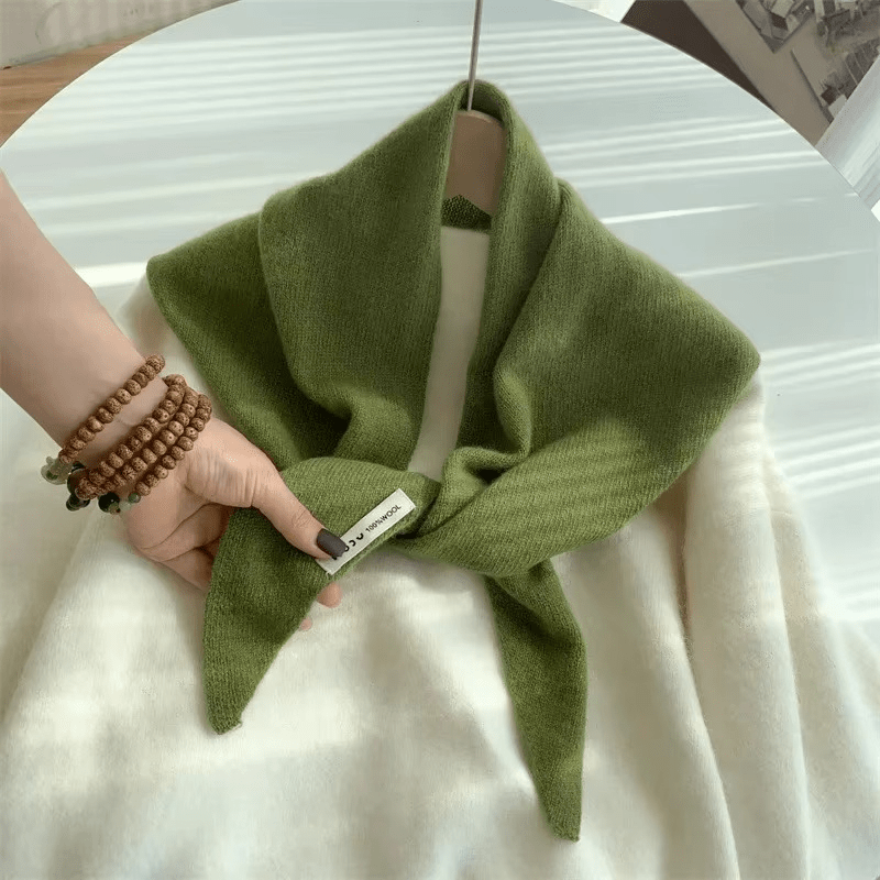 Triangular Knitted Scarf in Niche Wool – Warm, Elegant &amp; Versatile