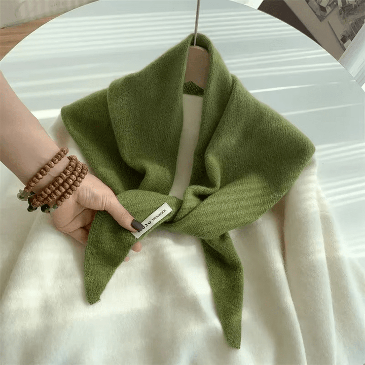 Triangular Knitted Scarf in Niche Wool – Warm, Elegant &amp; Versatile