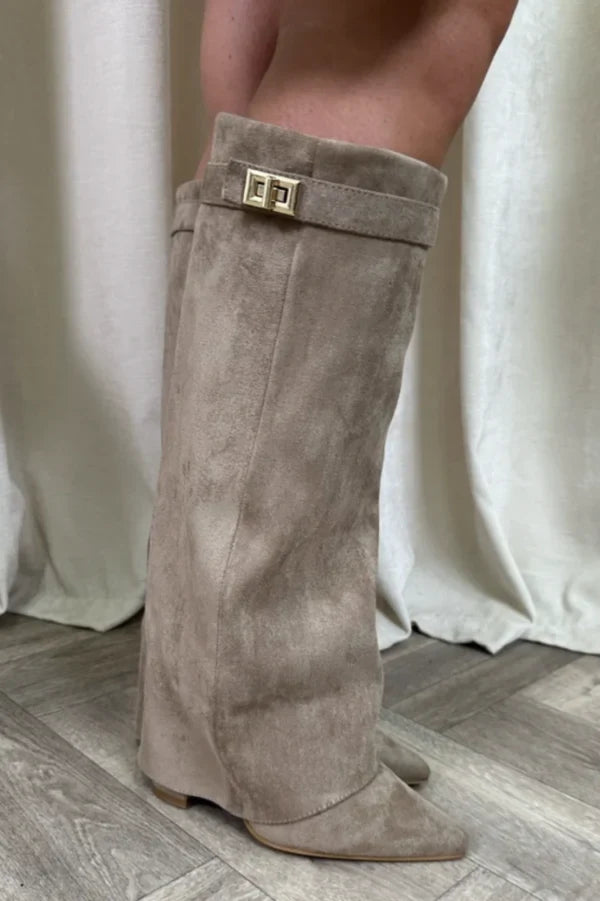 Damenstiefel mit Blockabsatz und eleganter Passform mit Riemchen aus Wildleder oder Leder