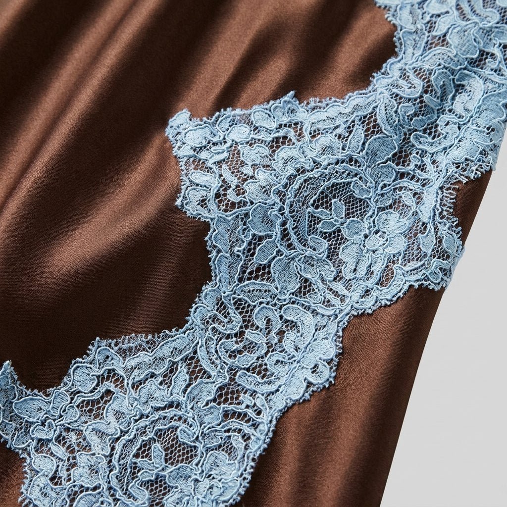 Tracy | Robe longue asymétrique en satin et dentelle pour invitée de mariage