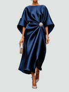 Vivienne | Drapiertes Rüschens Abendkleid mit Batwing-Ärmeln und Brosche