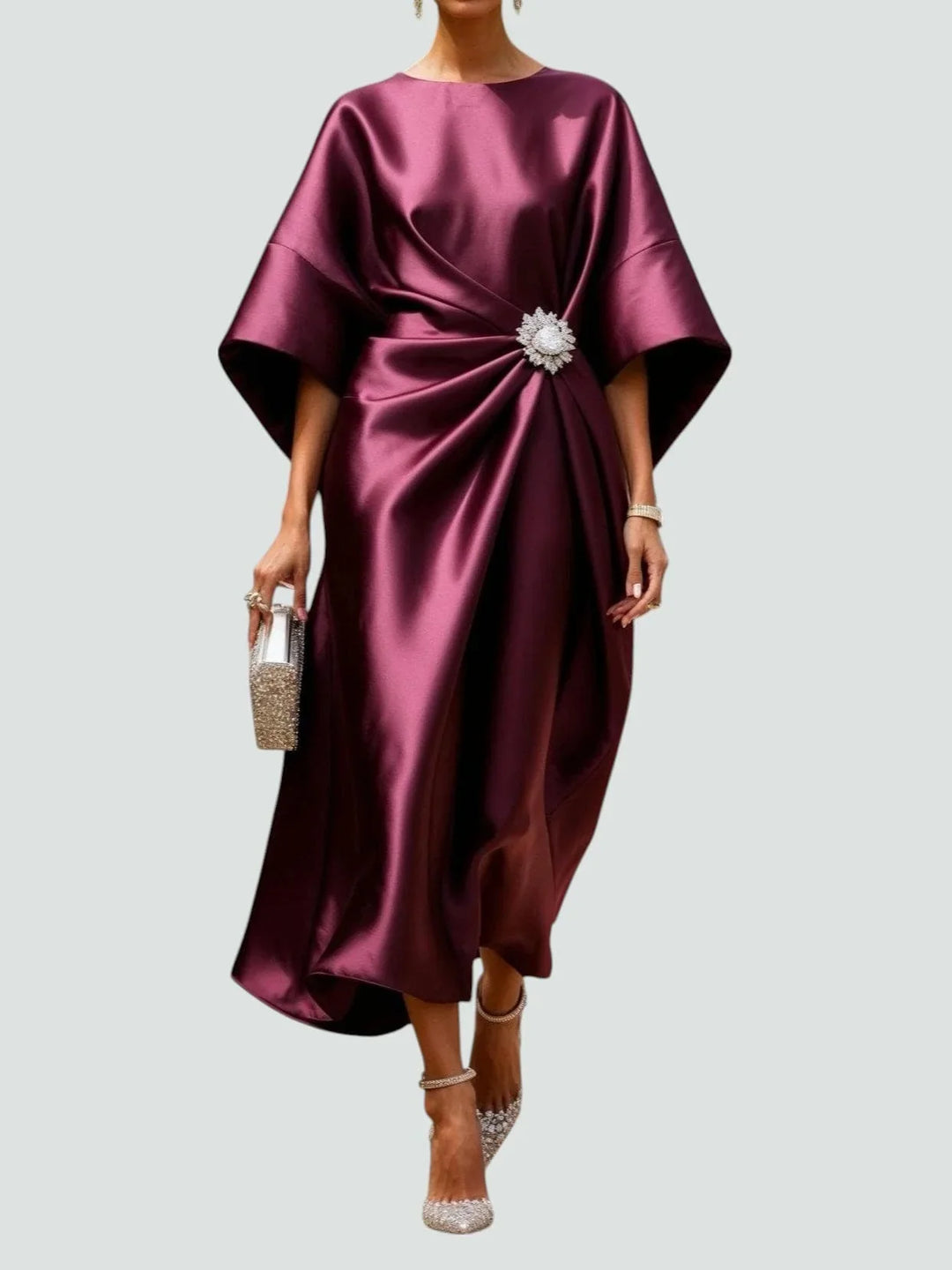 Vivienne | Drapiertes Rüschens Abendkleid mit Batwing-Ärmeln und Brosche