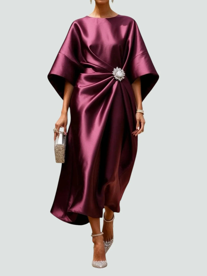 Vivienne | Drapiertes Rüschens Abendkleid mit Batwing-Ärmeln und Brosche
