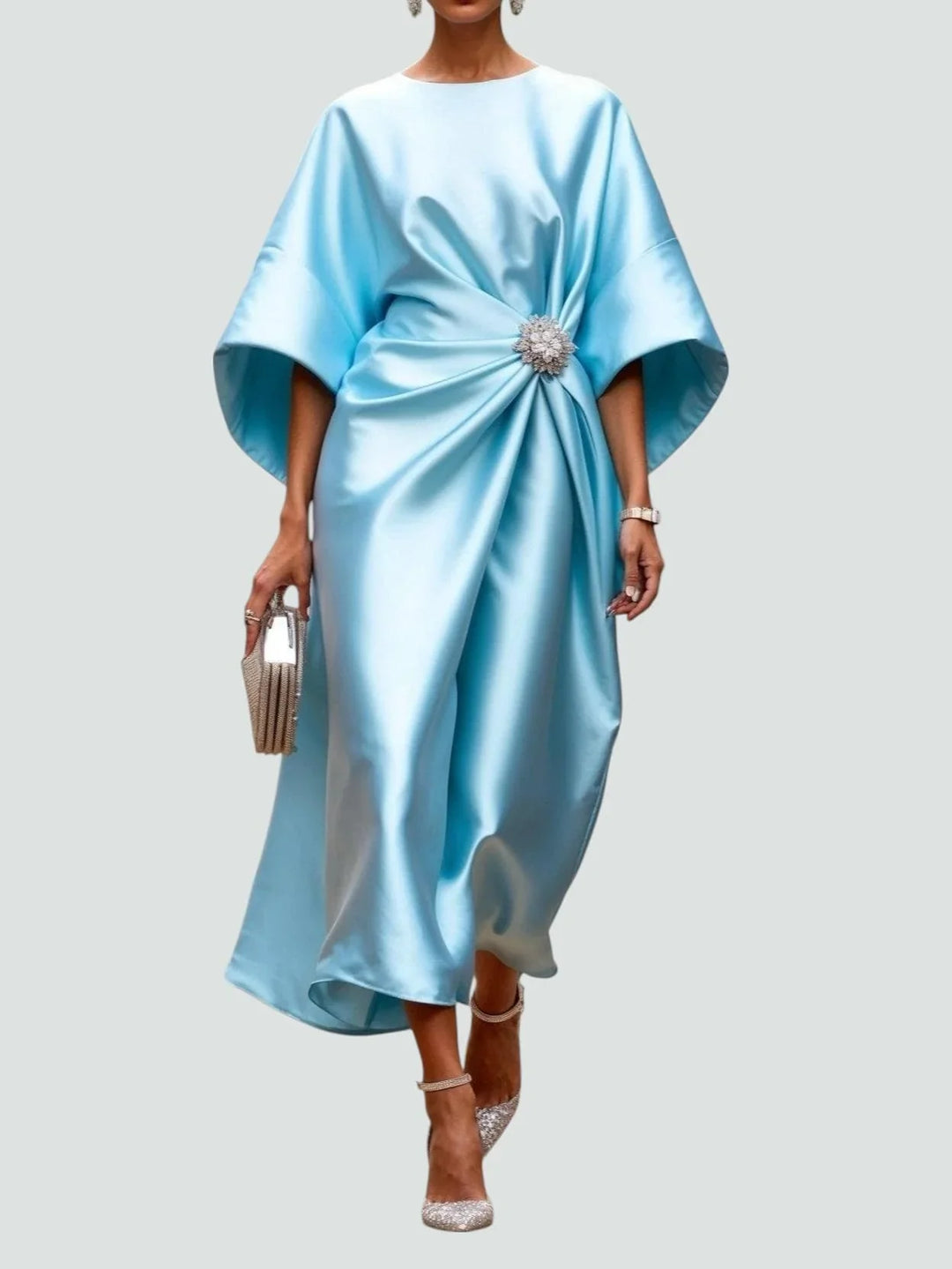 Vivienne | Drapiertes Rüschens Abendkleid mit Batwing-Ärmeln und Brosche