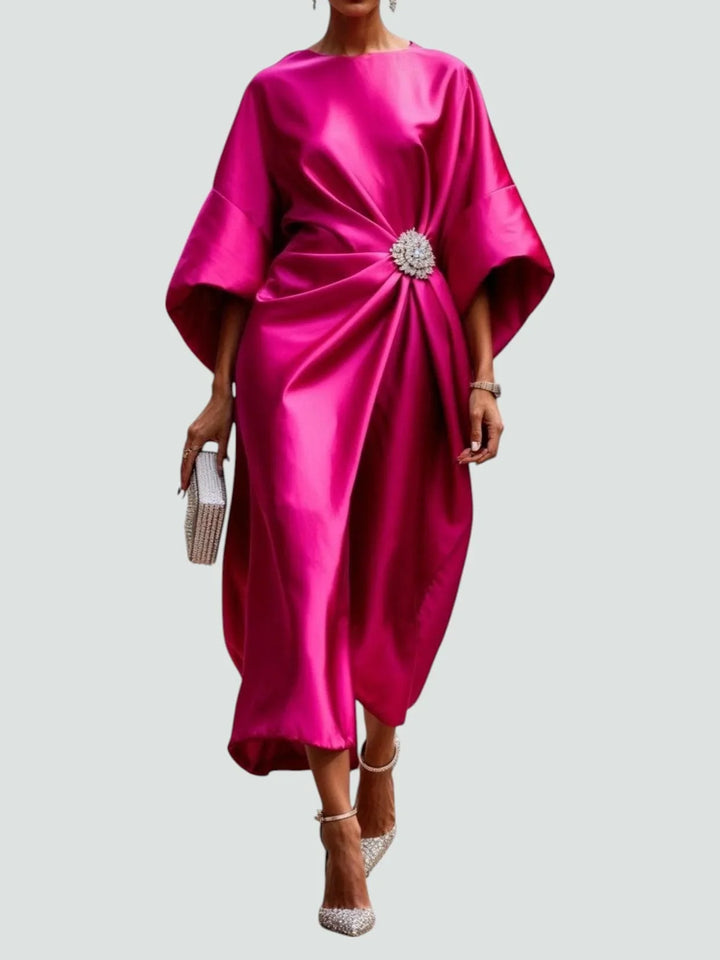 Vivienne | Drapiertes Rüschens Abendkleid mit Batwing-Ärmeln und Brosche